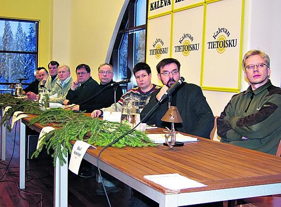 Susipaneeliin osallistuivat ylitarkastaja Sauli Härkönen (oik.), tutkija Ilpo Kojola, susiryhmän edustaja Anu Keränen, suurpetoyhdistyksen puheenjohtaja Leo Väisänen, Kainuun riistapäällikkö Jukka Keränen, MTK:n Kainuun piirin puheenjohtaja Esa Kemppainen, sudenpyytäjä Lasse Mikkonen ja Timo Hnnula paliskuntain yhdistyksestä.