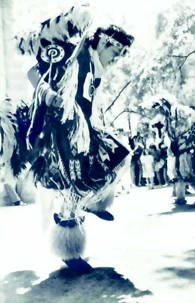 Turhaa pelkoa. Valkoiset kokivat reservaateissa asuneitten intiaanien henkitanssin uhaksi, vaikka tuolla tanssilla ei pyritty sotaan.