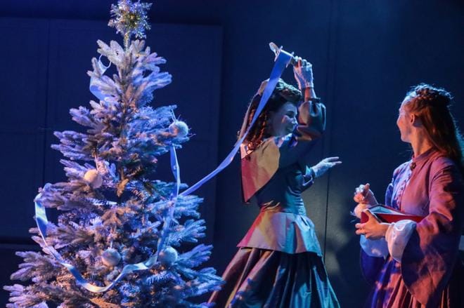 On aika rakentaa joulupuu, kuten Mari Pöytälaakso (vas.) ja Henna Sormunen tekevät Rouva C. -näytelmässä. Kuva: Jukka Kontkanen, Seinäjoen kaupunginteatteri