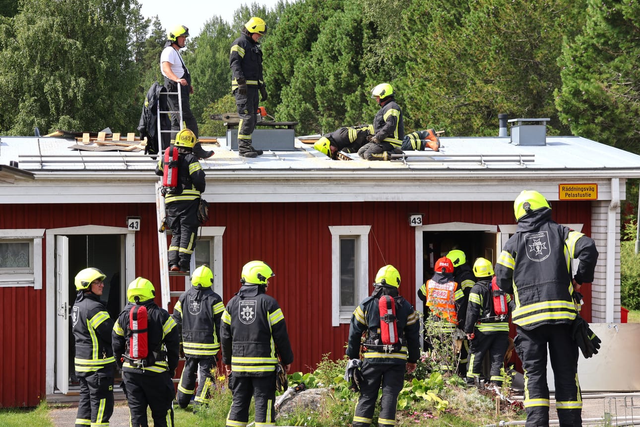 Rivitalon kattoa avattiin sammutustöissä.
