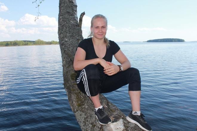 EM-kisojen jälkeen kuumeilusta kärsinyt Petra Olli on ladannut akkujaan Lappajärven rauhassa. KUVA: TOMI OLLI