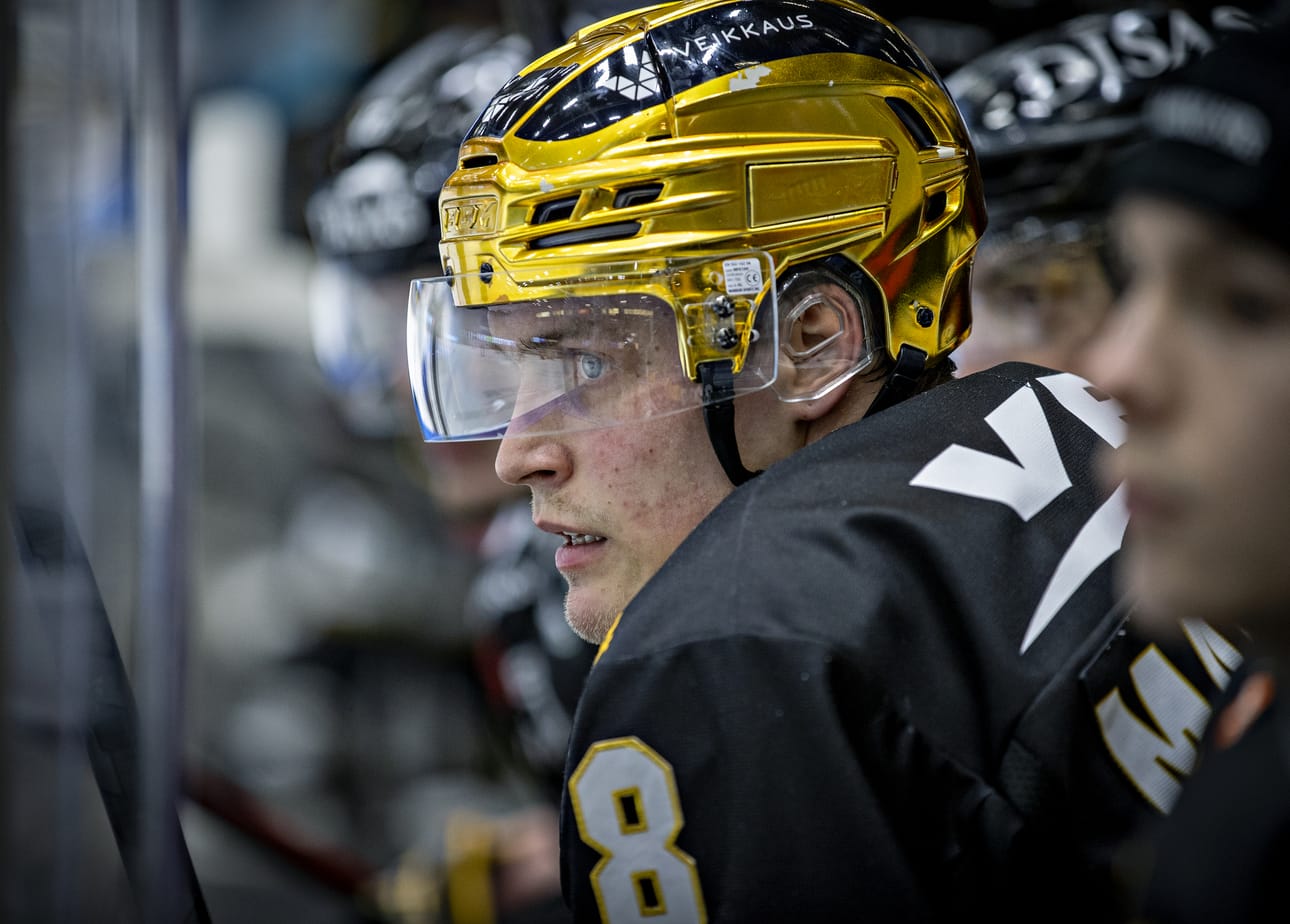 Kärpät joutuu pärjäämään helmikuussa vähintään seitsemän runkosarjaottelua ilman Saku Mäenalasta (kuvassa) ja Atte Ohtamaata.