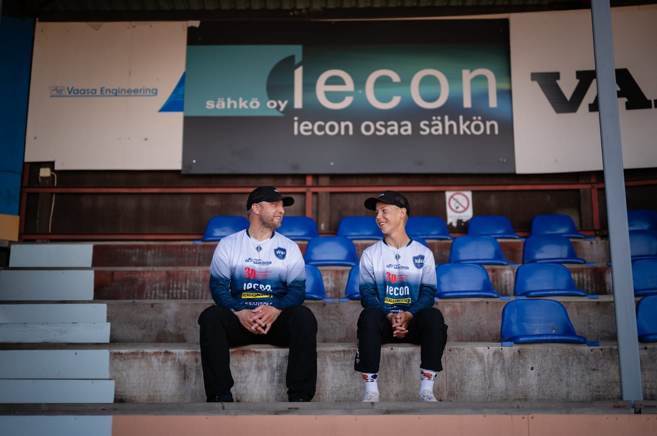 Hietalahden pesäpallostadion on tuttu paikka Aki (vas.) ja Maximus Oravalle. Yleensä miehet nähdään katsomon sijaan kenttätasolla.