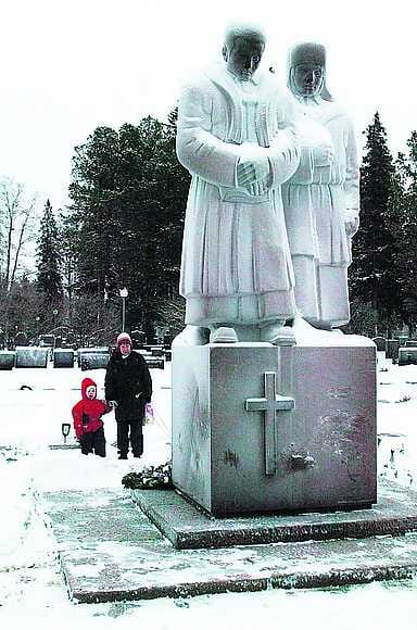 Laskupaikka. Oulun hautausmaalla seppeleet lasketaan sankarimuistomerkille.