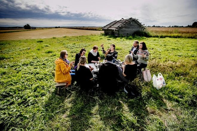 Seinäjoen taidehalli ottaa maaseudun uudeksi keihäänkärjekseen. Tällä viikolla taidehalli tutustutti taiteilijoita Alajoen perinnealueeseen Mullistaja-hankkeen nimissä. Projektissa paikalliset taiteilijat pohtivat, kuinka taide ja maaseutu voisivat hyötyä paremmin toisistaan. Projektilla pyritään kehittämään myös alueen residenssiohjelmaa. Lisäksi taiteen tekijöille on etsitty uusia studiotiloja. KUVA: JAAKKO ELENIUS
