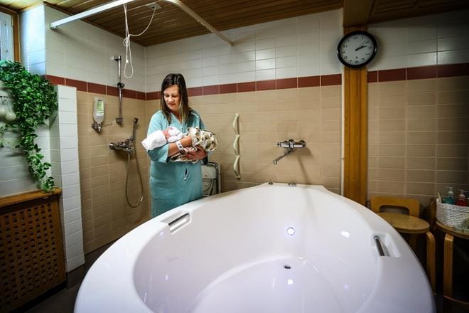 Närpiöläisäiti Theresia Lassander synnytti toisen lapsensa, lähes 3500 grammaa painavan poikavauvan, Vaasan keskussairaalan synnytysyksikön ammeeseen. Lassanderin mukaan veteen synnyttäminen loivensi supistuskipuja, vaikka ei vienytkään niitä kokonaan pois. Ammetta käytetään kivunlievitykseen myös kohdunsuun avautumisvaiheessa. KUVAT: MAIJA SAANIO