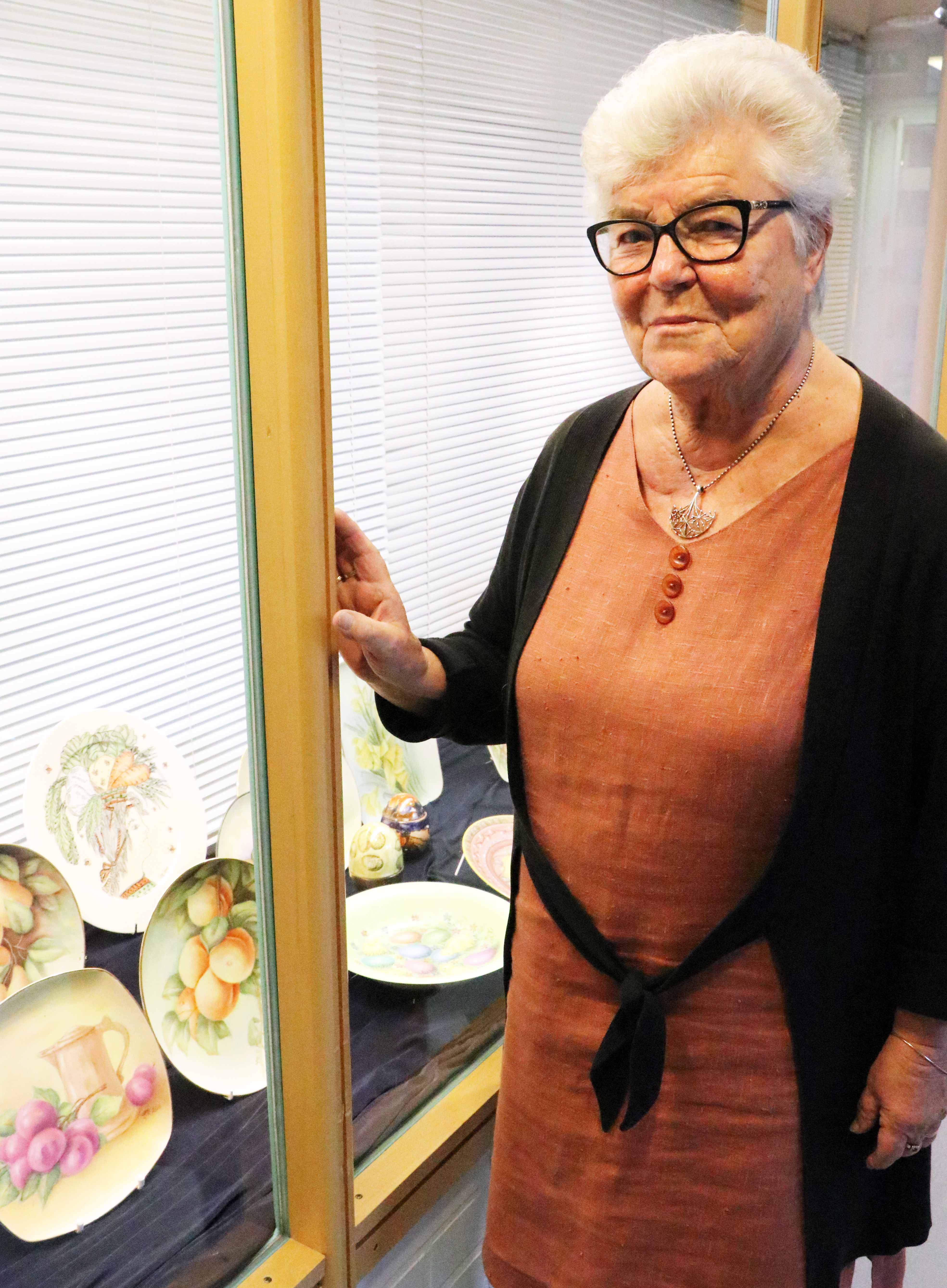 Oulunsalolainen Salli Kinnunen on perehtynyt posliininmaalauksen saloihin lukemattomilla kursseilla. Jo alkuvaiheessa kotiin hankittiin polttouuni.