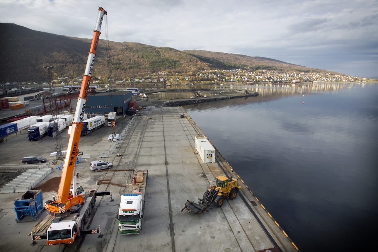 Narvikin satama Pohjois-Norjassa on läpi vuoden jäästä vapaa. Sotilasliitto Nato pitää Narvikin satamaa tärkeänä kohteena, josta halutaan sujuva rautatieyhteys Ruotsin kautta Pohjois-Suomeen Oulua myöten. Arkistokuva Narvikin satamasta syksyllä 2022.