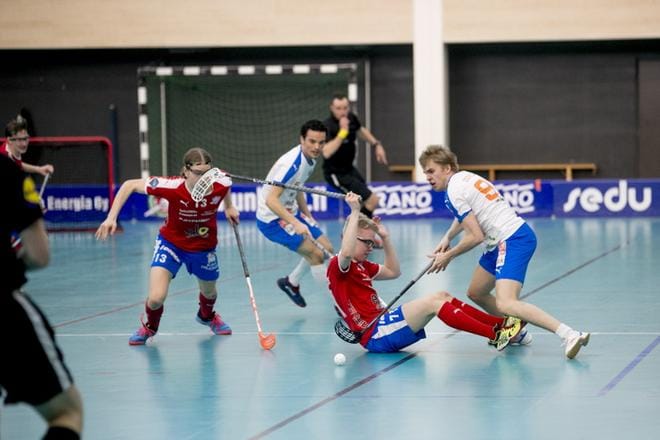 SPV:n Aapo Lokasaari menetti tasapainonsa ja Oilersin Heikki Iiskola vei pallon. KUVA: JAAKKO ELENIUS