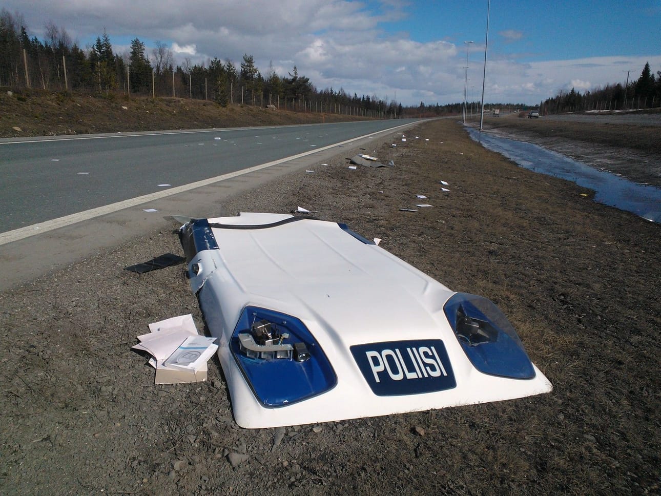 Katto irtosi yhtenä kappaleena.