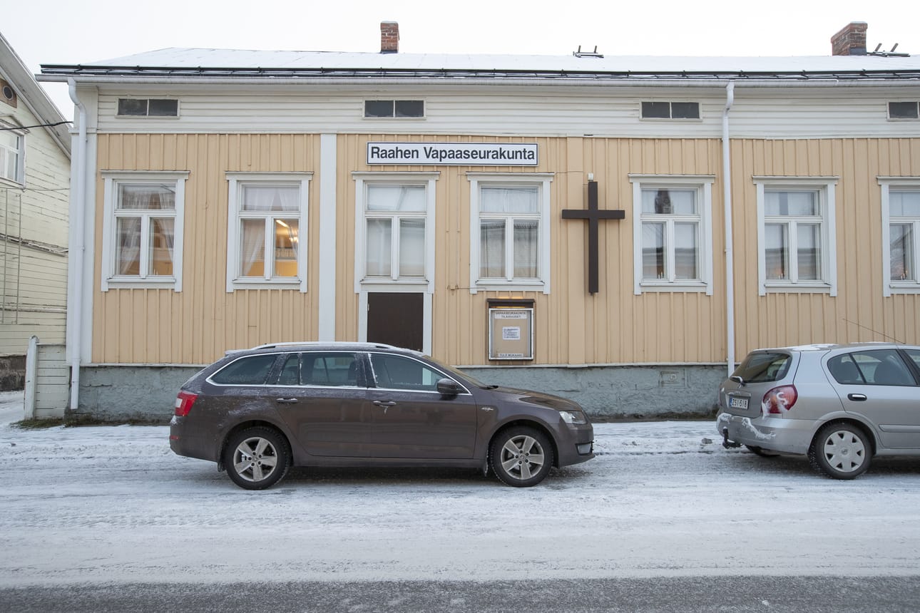 Vapaaseurakunta vastaa joulukuun ensimmäisen päivän ikkunan koristelusta osoitteessa Brahenkatu 15. Vapaaseurakunta rahoittaa monipuolista työtään muun muassa kirpputoritoiminnalla ja lähetysiltojen tuotoilla.