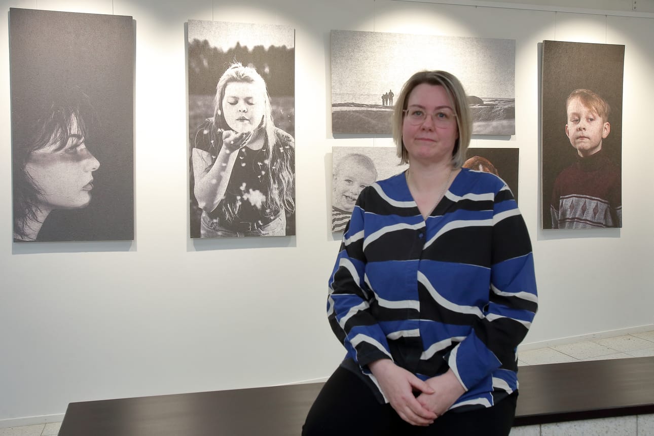 Jaana Hämäläinen työskentelee Raahe-opistossa opistosihteerinä. Hänen näyttelyssään on perheen jäsenistä koottu henkilökuvagalleria – koiraa unohtamatta.