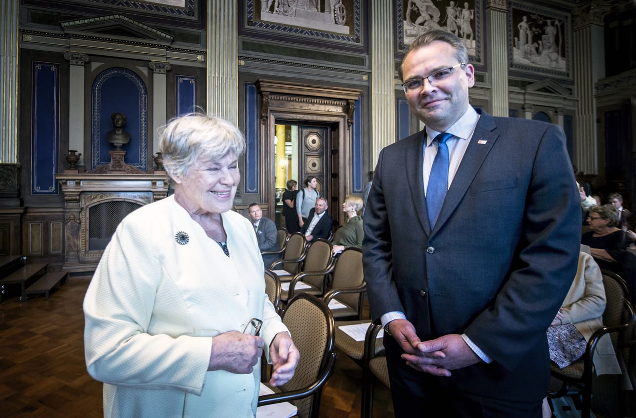 Ministeri Elisabeth Rehn (r.) oli maailman ensimmäinen naispuolustusministeri. Puolustusministeri Jussi Niinistö (sin.) totesi, ettei asepalvelus voi olla vaihtoehto muiden "kivemmalta tuntuvien juttujen" joukossa.