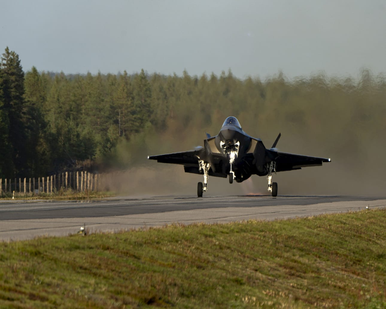 F-35-hävittäjät ottivat ensituntumaa maantiehen Euroopassa Ranualla. LEHTIKUVA / HANDOUT