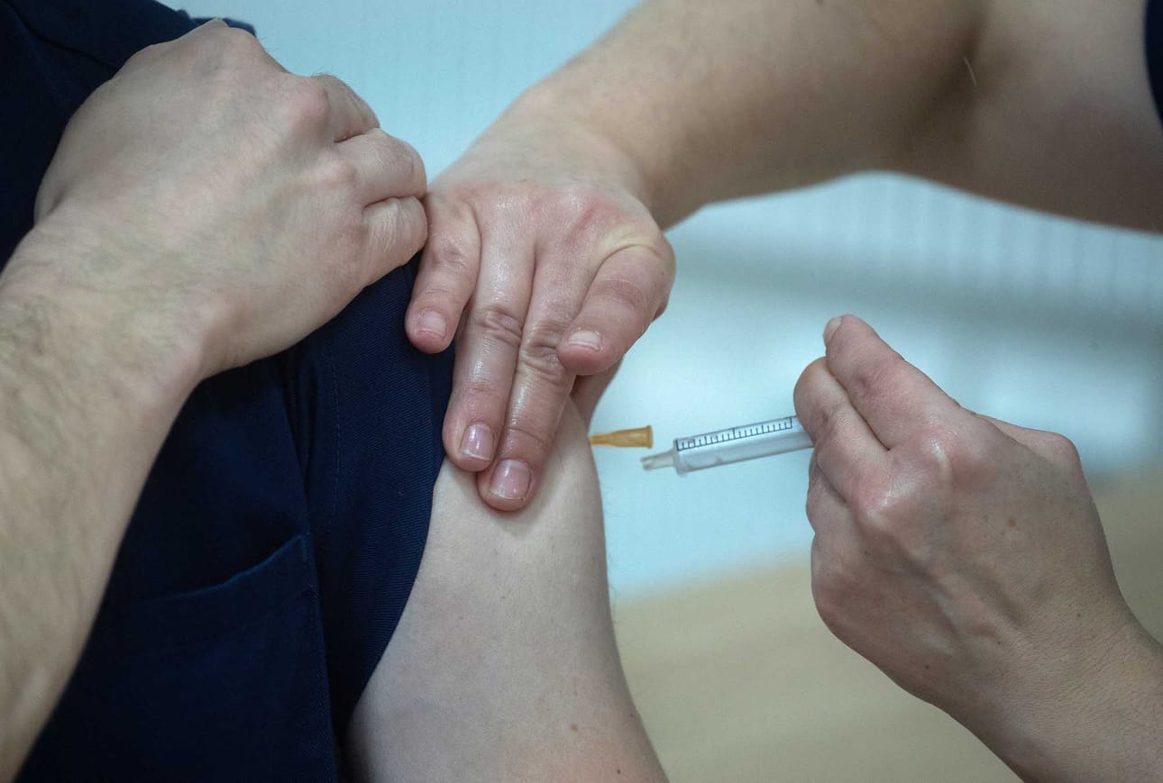 Koronarokotteiden kehittäminen on sujunut jopa odotettua nopeammin, mutta rokotteiden tuotanto on ollut toivottua hitaampaa.
