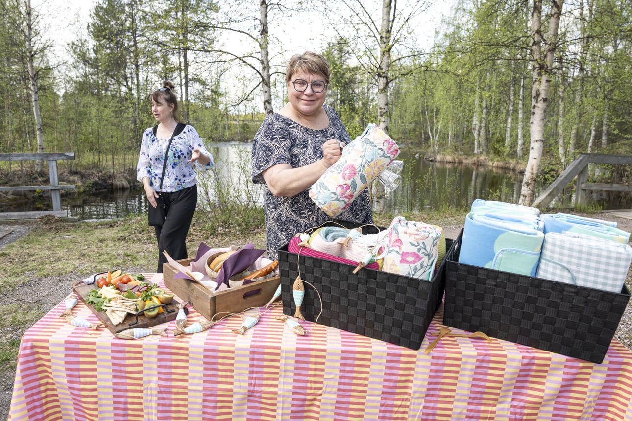 Leena Haataja (oikealla) palaa pyörittämään kahvila toimintaa Käylänkosken rannalle yhdessä ystävänsä Tuija Pylväsen kanssa.