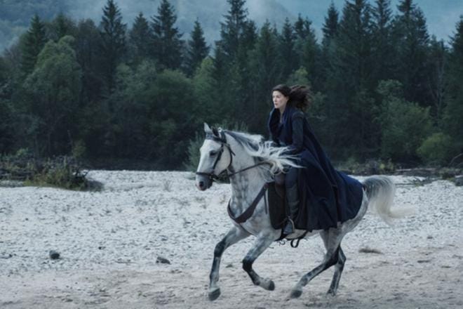 Rosamund Pike tähdittää Ajan pyörä -fantasiasarjaa, joka perustuu Robert Jordanin samannimisiin kirjoihin.