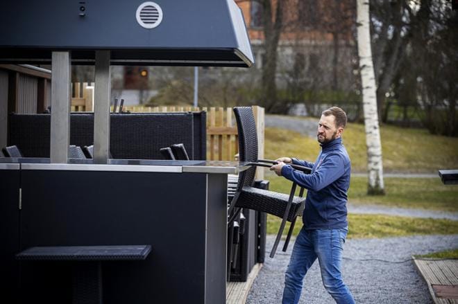 Strampenin ravintoloitsija Robert Ekman valmistelee terassia kesäkuntoon toivoen, että ravintolatoiminta palaisi normaaliksi mahdollisimman pian. KUVA: JARNO PELLINEN