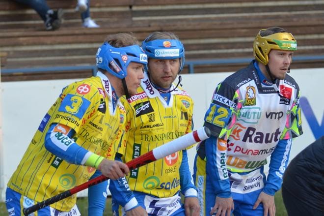 Ankkurien Valtteri Kleemolan (vas.), Aki Oravan ja Sami Mikkolanahon oli tyytyminen tappioon. KUVA: MARKKU TURPELA