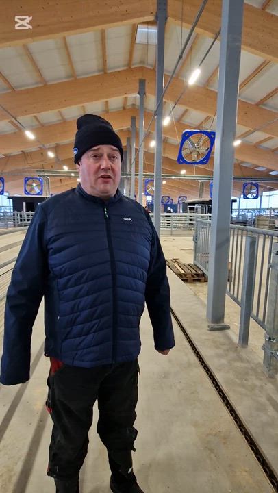 Jussi Murto-Koivisto esittelee uutta navettaa.