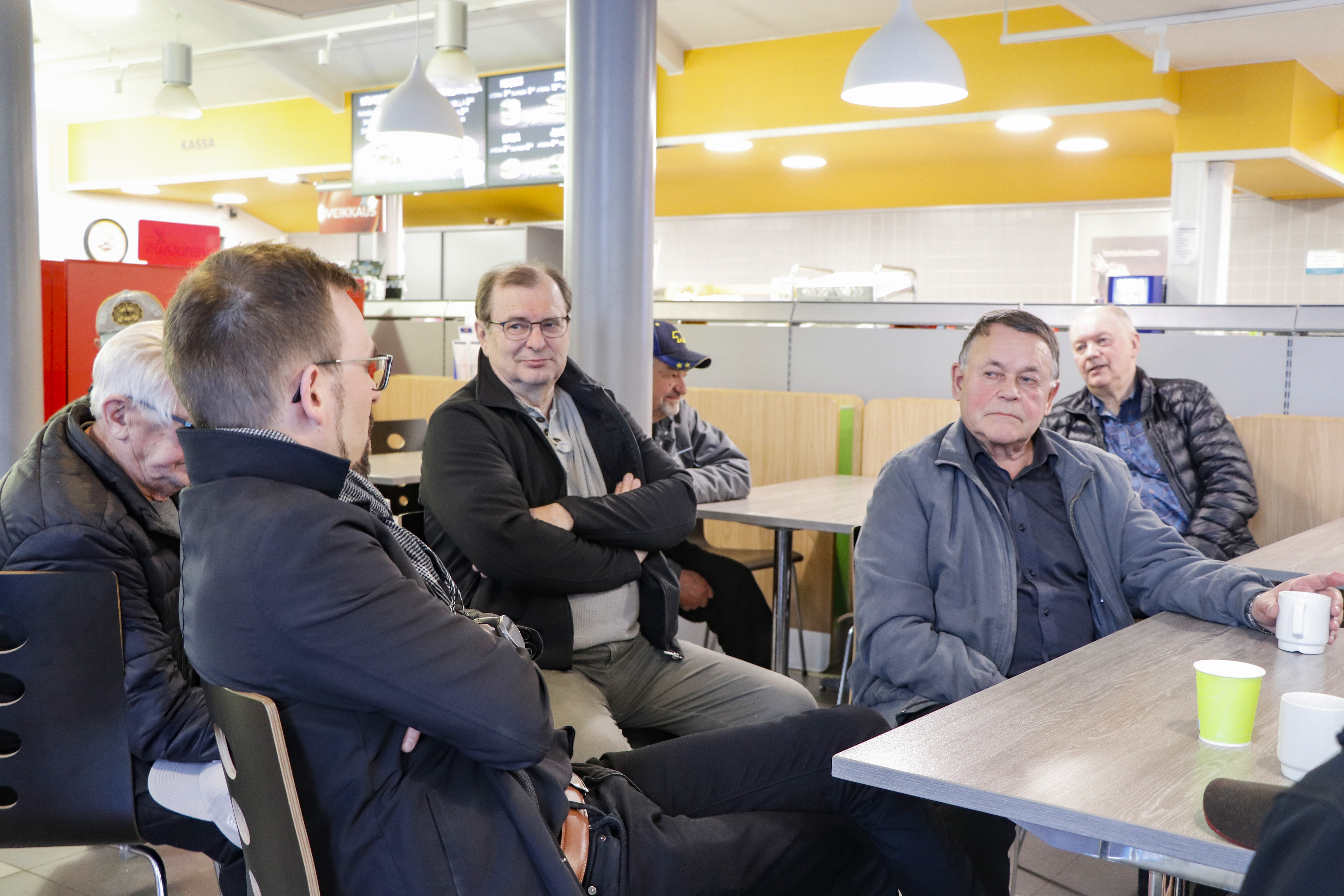 Tyrnävän aamuparlamentti teki "valtiovierailun" Pudasjärvelle entisen kirkkoherransa luokse – aamukokoontumisissa puidaan tarkasti maailman menoa