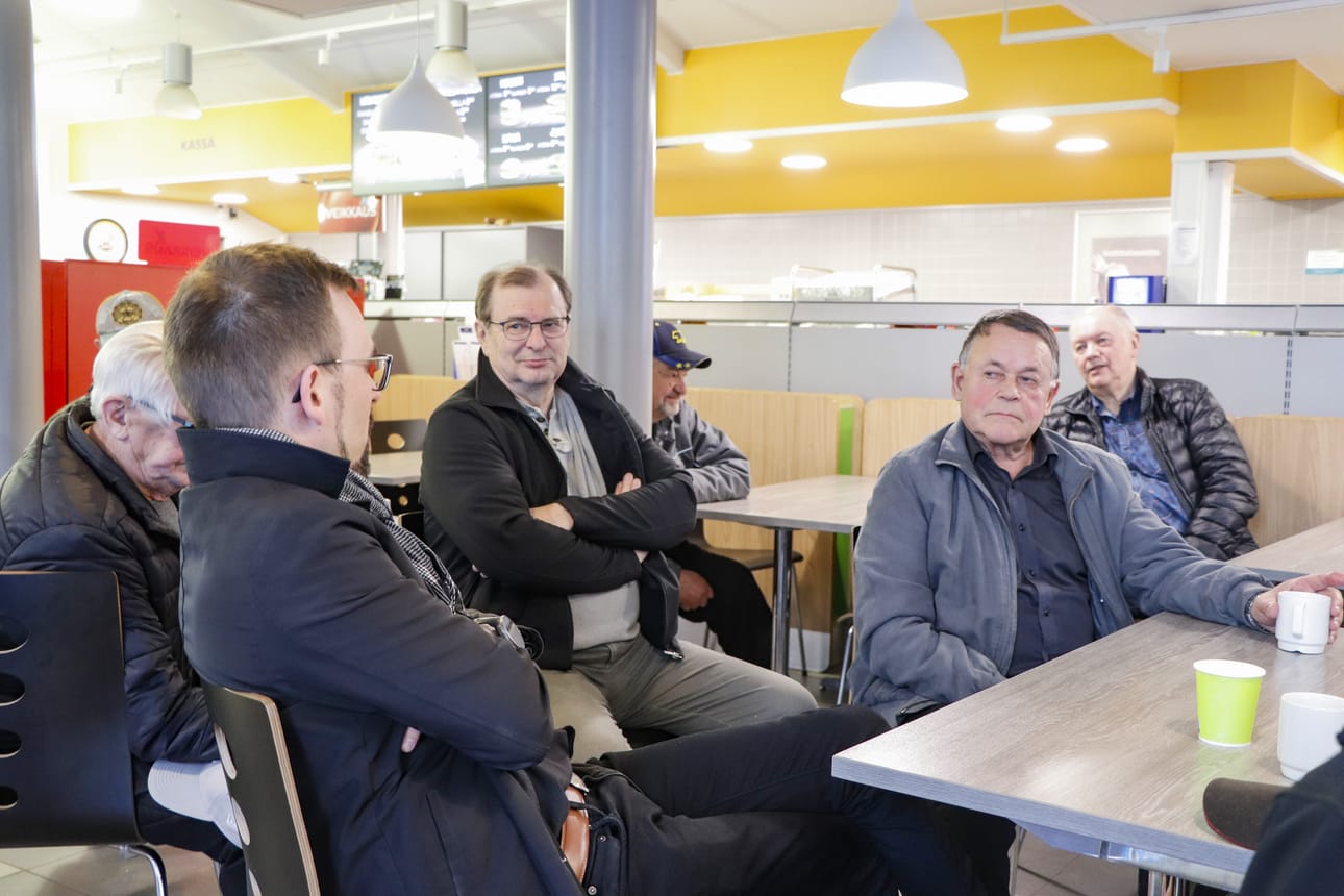 Timo Liikanen (edessä) kutsui tyrnäväläiset "parlamentaarikot" tutustumaan Pudasjärven aamuparlamenttiin.