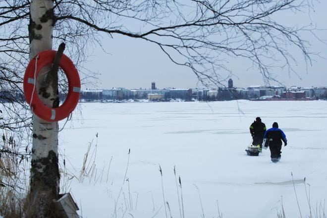 Vaasan rantajäät kantavat kävelijöitä, mutta moottoriajokeilla onneaan ei jääasiantuntijoiden mukaan kannata kokeilla. Parin viikon pakkaset vahvistavat jäitä tuntuvasti. KUVA: MINNA ANTILA