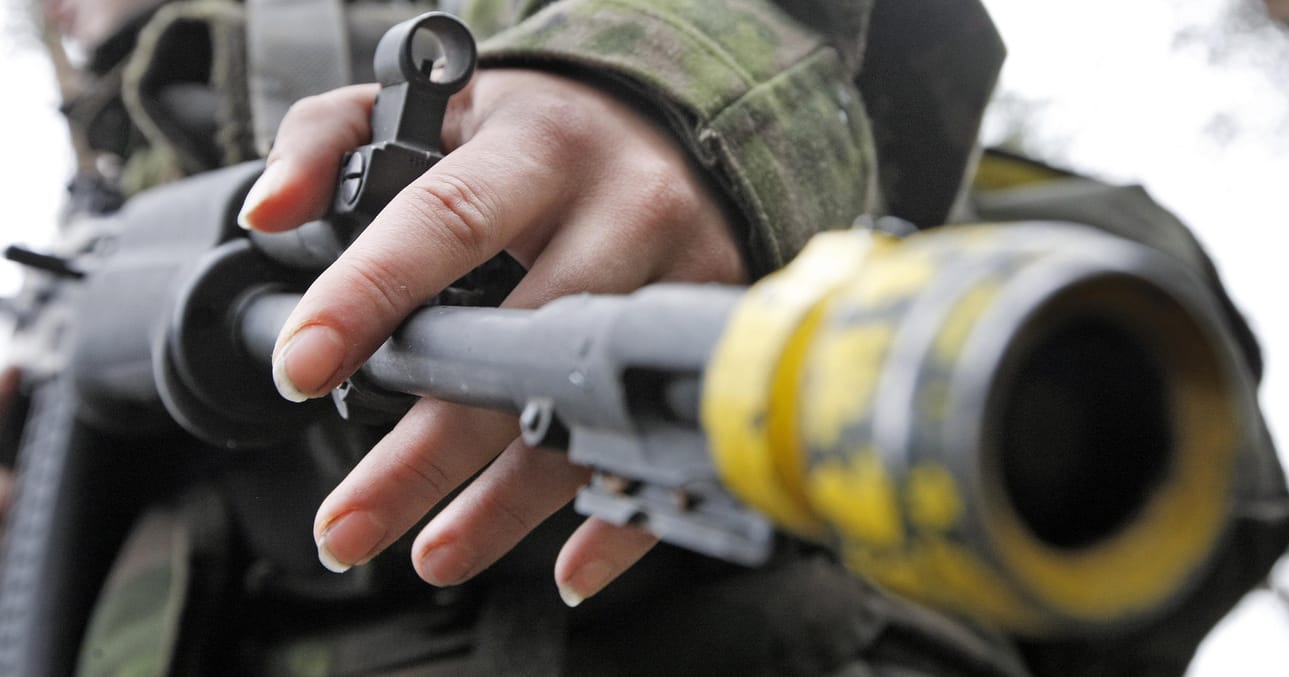 Asepalvelusta suorittaville naisille kevyttäkään meikkiä ei toistaiseksi sallita.