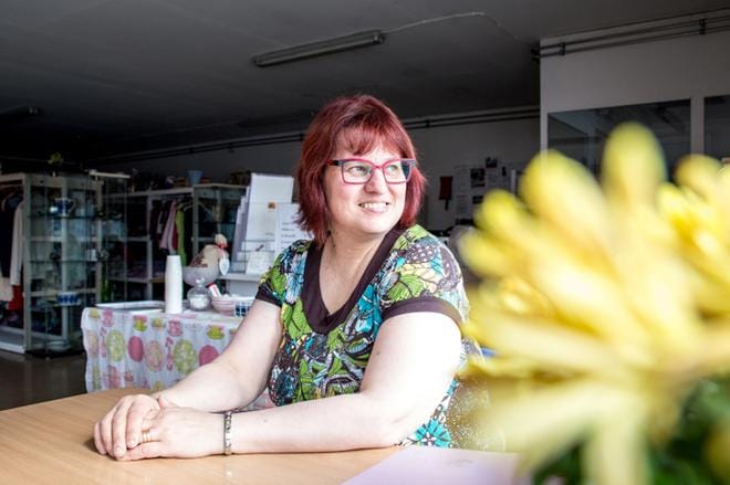 Susanna Jokinen kertoo, että kirpparilla myydään ja ostetaan ahkerasti lastenvaatteita ja -leluja. Myös kirpparihintaiselle keräilylasille on kysyntää. Muumimukit tekevät hänen mukaansa aina kauppansa. Kuva: Paula Kaskimaa