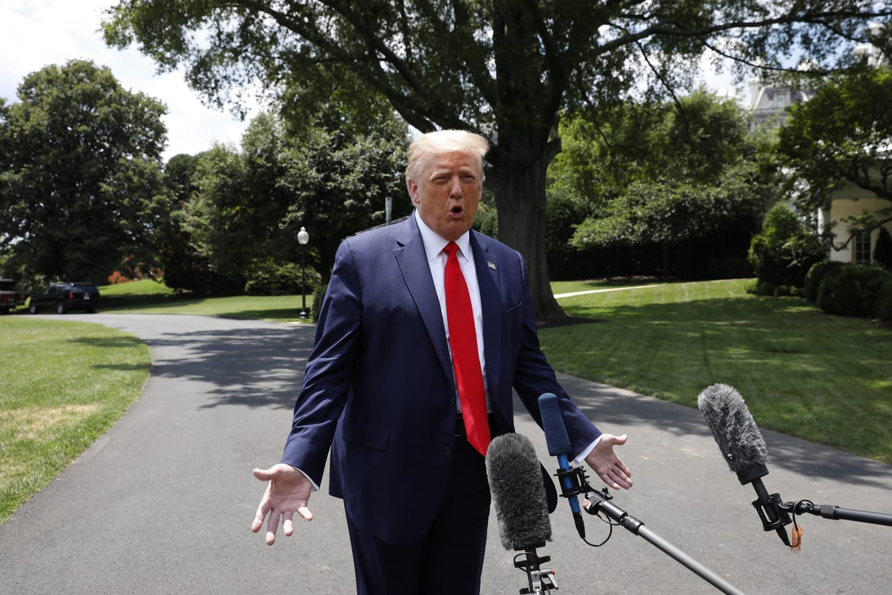 Presidentti Donald Trump puhuu medialle 15. heinäkuuta Washington DC:ssä Valkoisen talon edustalla.