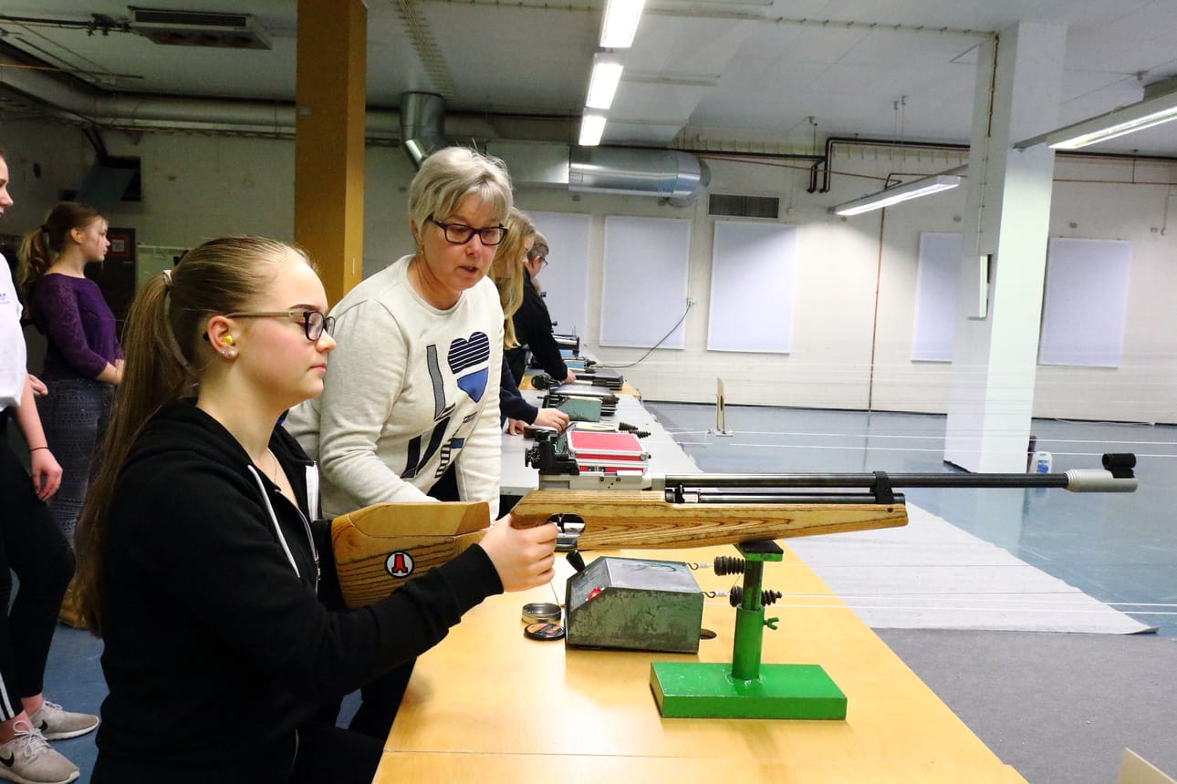 Juulia Mustakangas sai opastusta Raahen Ampujien Leena Korhoselta.