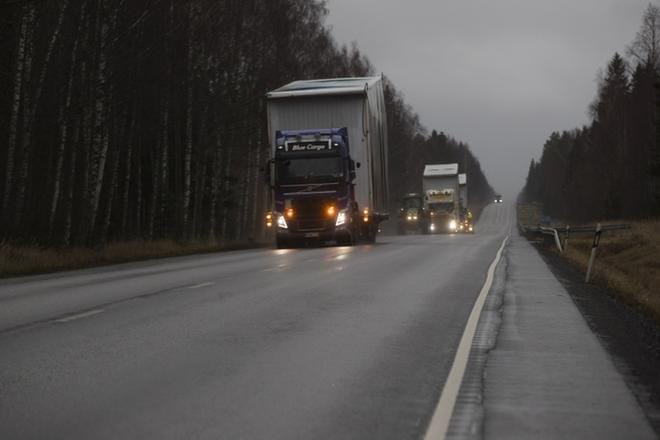 Välillä pitkän kuljetuksen piti ohitella traktoria. KUVA: MINNA ANTILA
