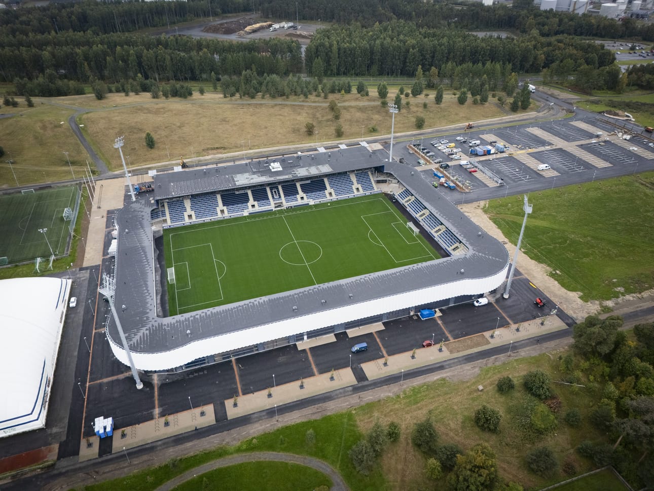 Heinäpään jalkapallostadion valmistui sopivasti AC Oululle jalkapalloilun Mestaruussarjan peleihin syyskuuksi. Edustusjoukkueen ohella Suomen uusinta stadionia vuokrataan muiden seurojen käyttöön. Lisäksi kaupunki jakaa vuoroja myös kaupunkilaisille.