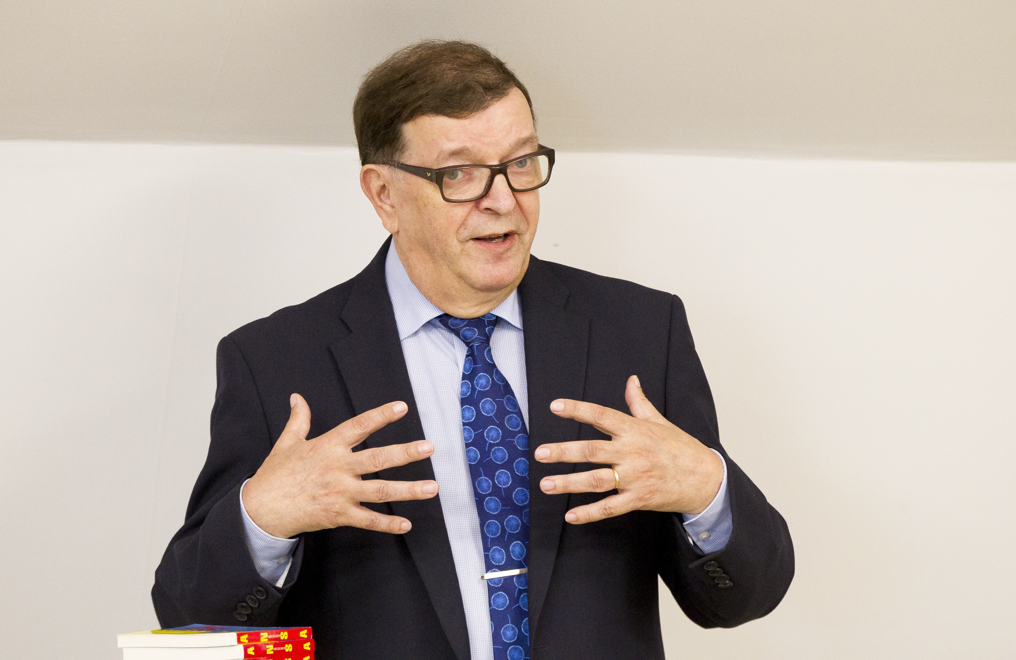 Väyrysen presidentinvaalikampanjan päällikkö Seppo Hauta-aho sanoo, että väitetyissä väärinkäytöksissä on ilmeisesti kyse 38  000 eurosta, jotka Väyrynen olisi siirtänyt Suomen linjatukiyhdistykseltään kansalaispuolueelle lainana.