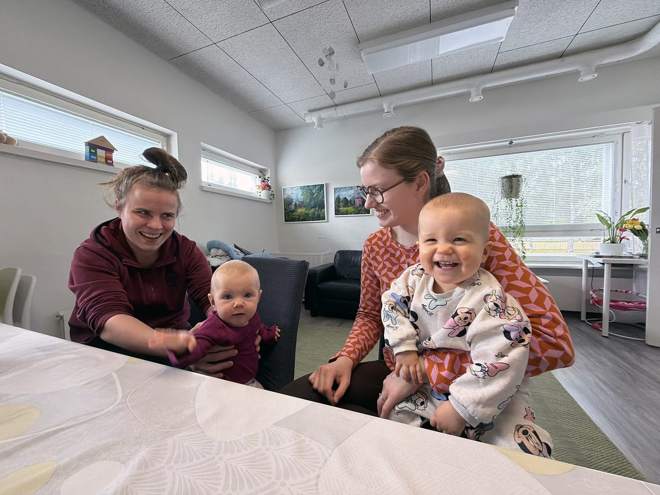 Tornion Perheiden Talon tulevaisuudesta ovat huolissaan perhekerhoissa säännöllisesti käyvät pienten lasten äidit Jaana Pannimaa ja Linda Karvonen. Tytöt Nea Erkkilä ja Verna Partanen viihtyvät hyvin avoimen varhaiskasvatuksen talossa.