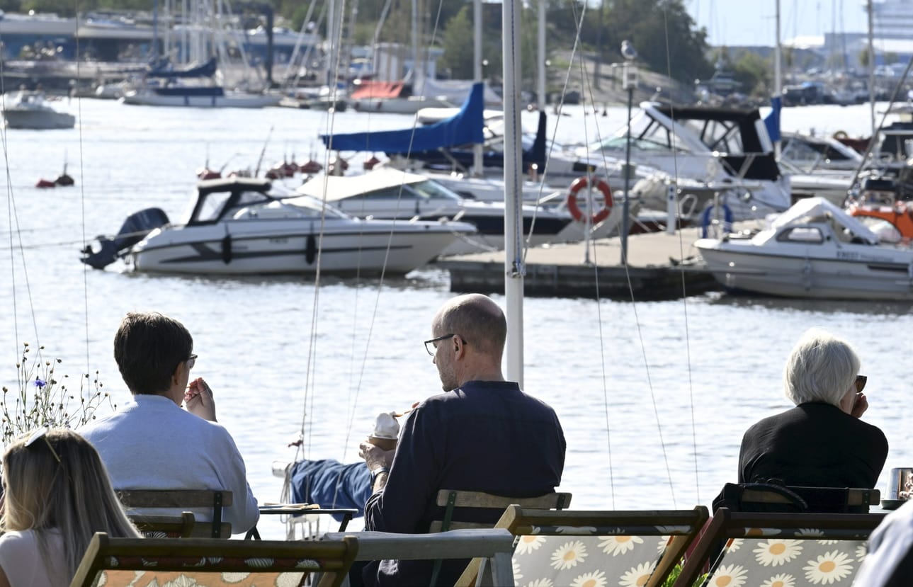 Lämpömittarin lukemat voivat tänään nousta maan etelä- ja keskiosissa yli 20 asteen. LEHTIKUVA / Heikki Saukkomaa