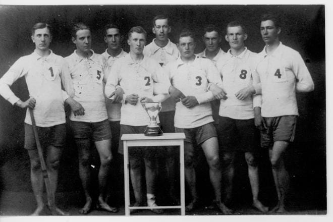 Etelä-Pohjanmaan suojeluskuntapiirin joukkue voitti Suojeluskuntajärjestön pitkäpallon vuoden 1921 Suomen mestaruuden. Kuvan pelaajat ovat vasemmalta Viljo Aro Ilmajoki, Armas Frisk (Uusikylä) Vaasa, P. Pihlström (Pihlas) Vaasa, Lauri Nyman Vaasa, Martti Ödman Vaasa, Arvo Haavisto Ilmajoki, Niilo Ödman Vaasa, Alle Nyman Vaasa ja Lauri Ödman Vaasa. Joukkueessa pelasi myös Jussi Kuoppala Lapua. KUVA: SUOMEN PESÄPALLOLIITON KOKOELMAT