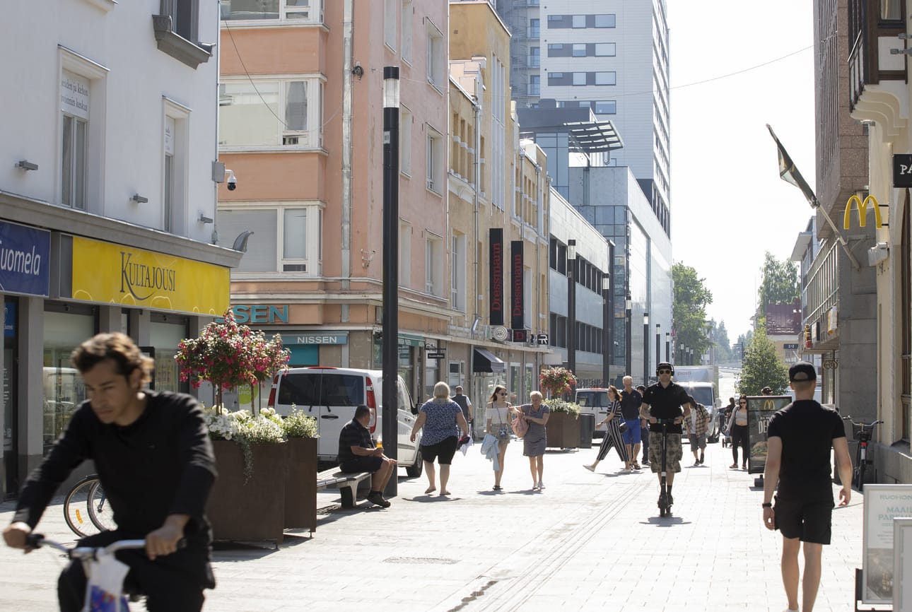 Rotuaarilla sähköpotkulautojen nopeutta rajoitetaan. Arkistokuva.