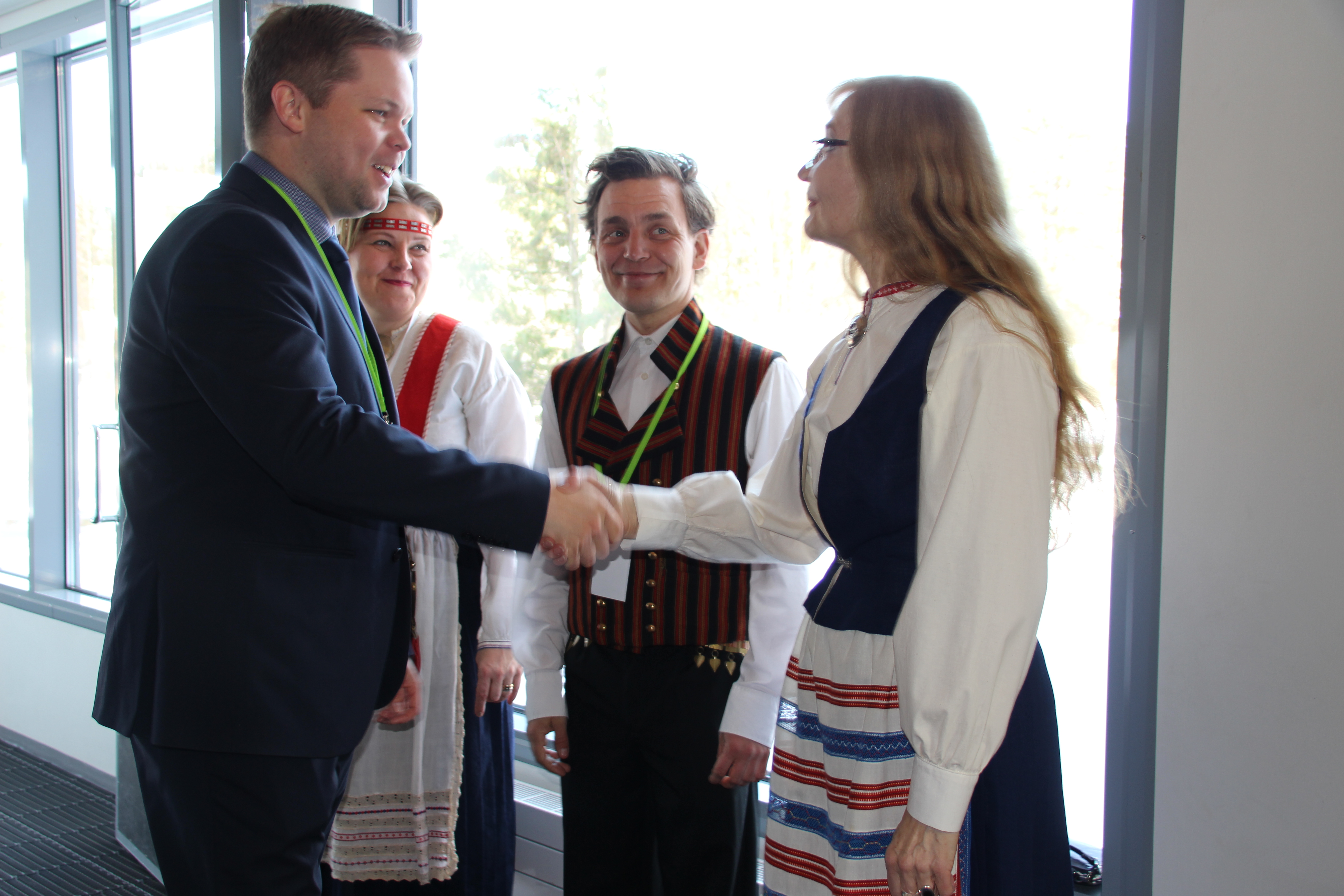 <p>Keskustan Pohjois-Pohjanmaan piirin vuosikokousta vietetään tänä viikonloppuna Piippolassa. Piirin piheenjohtajaa vastaanottamassa kunnanhallituksen pj. Seija Junno (oik.), Siikalatvan Keskustan pj. Mikko Hyvärinen sekä sihteeri Ira Toppinen.</p>