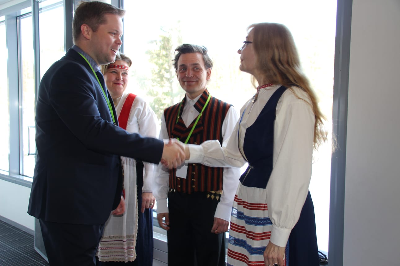 Keskustan Pohjois-Pohjanmaan piirin vuosikokousta vietetään tänä viikonloppuna Piippolassa. Piirin piheenjohtajaa vastaanottamassa kunnanhallituksen pj. Seija Junno (oik.), Siikalatvan Keskustan pj. Mikko Hyvärinen sekä sihteeri Ira Toppinen.