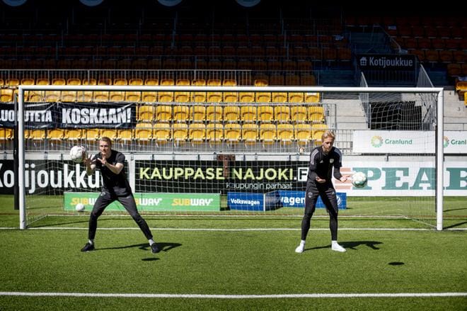 Jesse Öst (vas.) ja Walter Viitala jatkavat SJK:n maalivahtiosastolla. ARKISTOKUVA: JAAKKO ELENIUS
