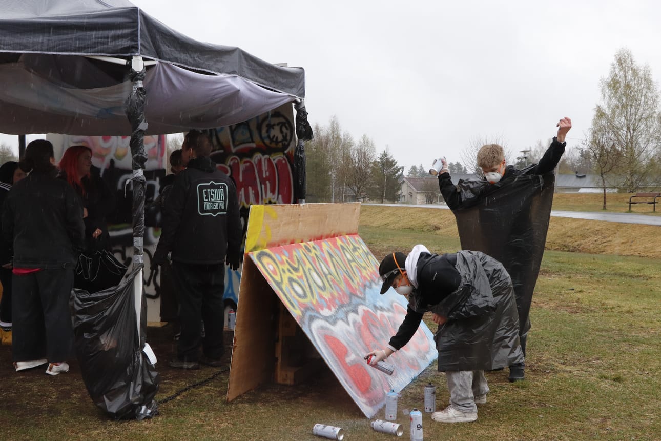 Spraymaalit kolisivat harmaasta säästä huolimatta Rajamaanrannassa järjestetyssä Yhdessä näkyväksi -tapahtumassa.