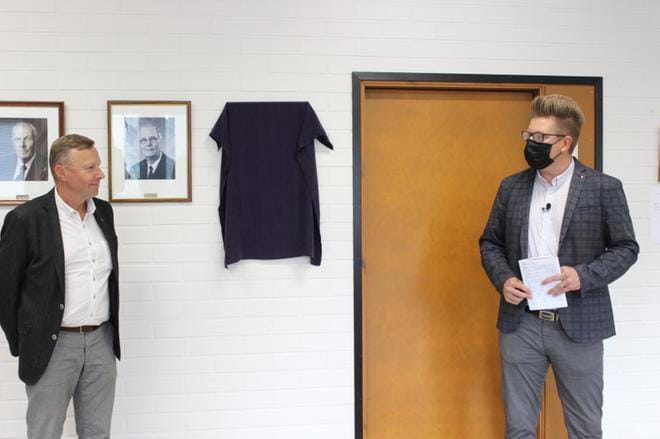 Isojoen kunnanhallituksen pitkäaikaisen puheenjohtajan Jukka Vainionpään valokuva paljastettiin valtuuston kokouksen alussa maanantaina. Hän ei mennyt enää kunnallisvaaleissa ehdolle. Vainionpään vieressä kunnanjohtaja Juha Herrala. KUVA: LOTTA KALLIO