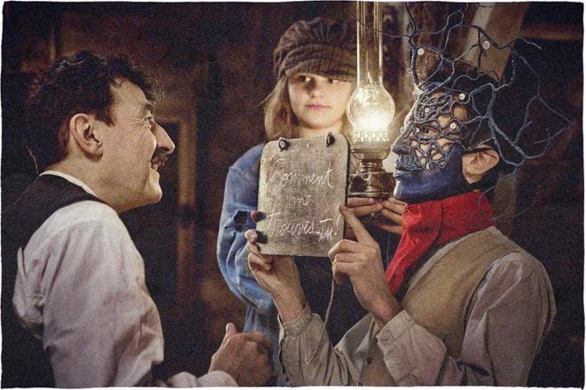 Albert (Albert Dupontel) ihailee sodassa kasvovamman saaneen kaverinsa Edouardin (Nahuel Pérez Biscayart) satumaista naamiota.
