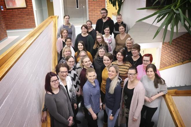 Järviseudun maakuntakorkeakoulun ensimmäinen sairaanhoitajiksi koulutettavien ryhmä tuli valituksi noin 300 hakijasta. Sairaanhoitajaksi maakuntakorkeakoulusta valmistutaan 3,5 vuoden opintojen jälkeen. Kuvassa 2. vas. opettaja Helinä Mesiäislehto-Soukka ja hänen takanaan kukallisessa paidassa opettaja Virpi Salo. KUVA: JOHANNA KATAJA