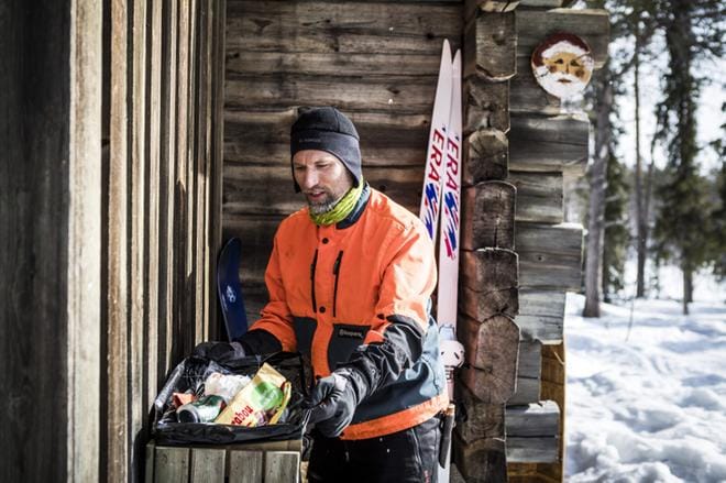 –Roskaton retkeily ei toimi. Jos roskankeräyspisteet jätetään pois, roskat löytyvät luonnosta tai vessan pöntöstä, sanoo Alexander Kopf. Hän on UK-puiston huoltotöiden kenttäesimies. KUVA: Jussi Leinonen