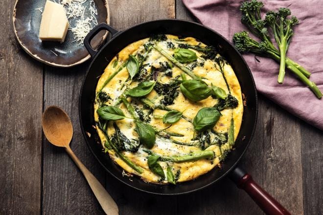 Helpon frittatan täytteitä voi muunnella oman maun mukaan. Tässä munakas on täytetty parsakaalin hentovartisella sukulaisella broccolinilla, joka tunnetaan myös varsiparsakaalina.