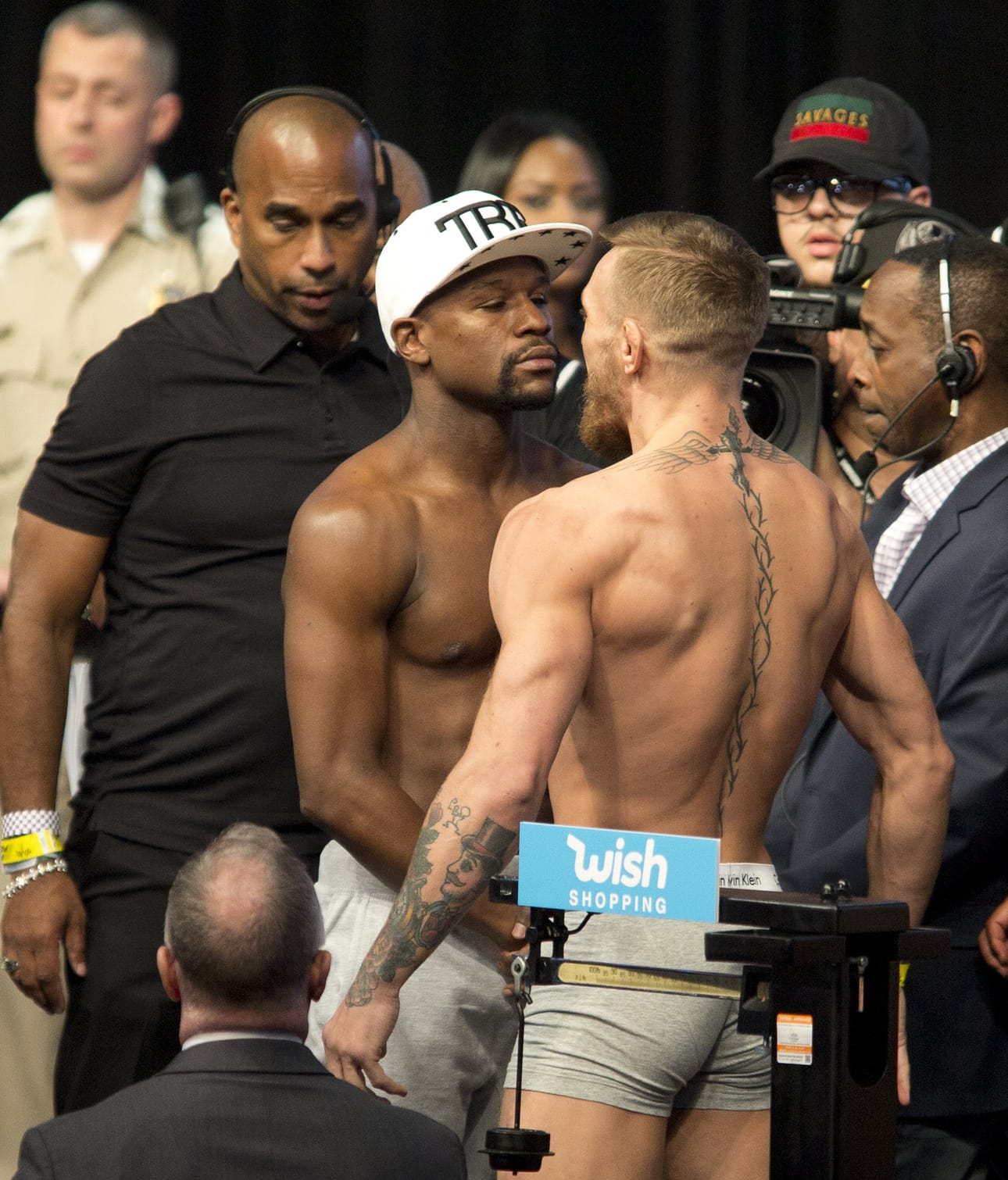 Floyd Mayweather Jr. (vas.) on ennakkosuosikki nyrkkeilyottelussa Conor McGregoria (oik.) vastaan.