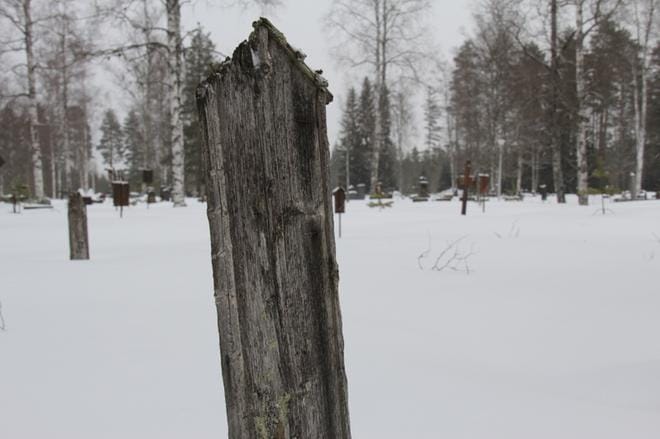Änttikankaan vanhimmassa osassa on vielä hautalautoja. KUVAT: MIA KÄRKKÄINEN