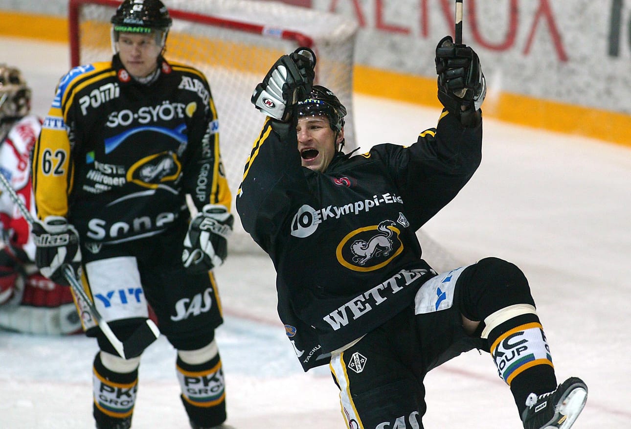 Brad Smyth (edessä) ja Petr Tenkrat olivat Kärppien vuoden 2004 mestarijoukkueessa tärkeitä tuloksentekijöitä ja ottivat paikkansa kannattajien suosikkeina.